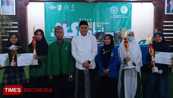 Para juara lomba MTQ berfoto bersama Wakil Ketua DPRD Banyuwangi, H Muhammad Ali Mahrus (Foto: Hafid Nurhabibi/TIMES Indonesia)