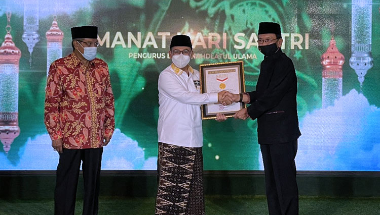 Perwakilan Rekor MURI Indonesia menyerahkan sertifikat Rekor MURI kepada Ketua RMI-PBNU Abdul Ghofar Rozin dengan disaksikan Ketua PBNU Said Aqil Siradj pada Malam Puncak Amanat Hari Santri 2021, Jumat (22/10).