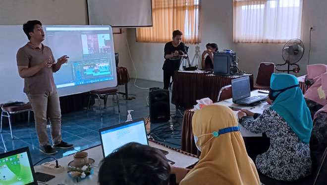 Pelatihan dan pendampingan kepada guru sasaran di SMPN 1 Purwanegara. (FOTO: Heni Purwono for TIMES Indonesia)