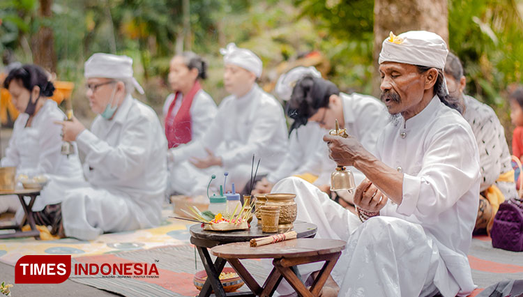 Ibadah Purnama di Candi Jejawar atau lebih dikenal dengan nama Candi Jawar, Rabu (20/10). (FOTO: Tim explore wisata malang dampit / Defi Sasmita for TIMES Indonesia)