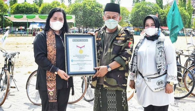 Bupati Ponorogo Sugiri Sancoko menerima sertifikat rekor MURI. (Foto: Instagram/@sugirisancoko26)