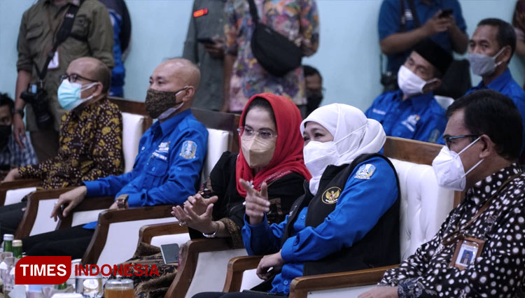 Anggota Komisi E DPRD Provinsi Jawa Timur, Sri Untari Bisowarno, bersama Gubernur Jatim Khofifah Indar Parawansa. (FOTO: Dok. Pribadi for TIMES Indonesia)