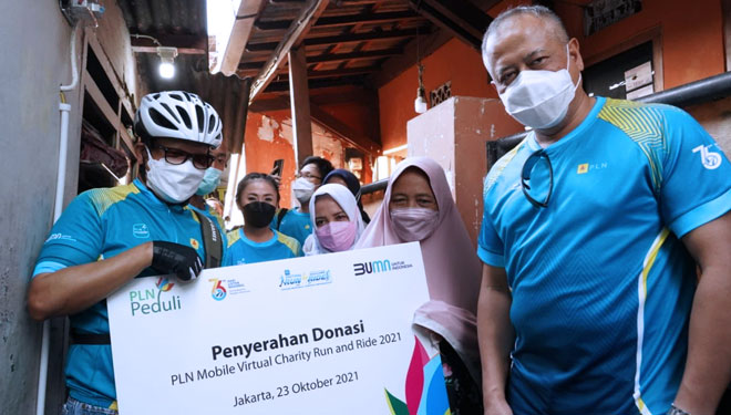 PLN serahkan hasil donasi VCRR untuk biaya penyambungan listrik keluarga pra sejahtera (FOTO: PLN to TIMES Indonesia)