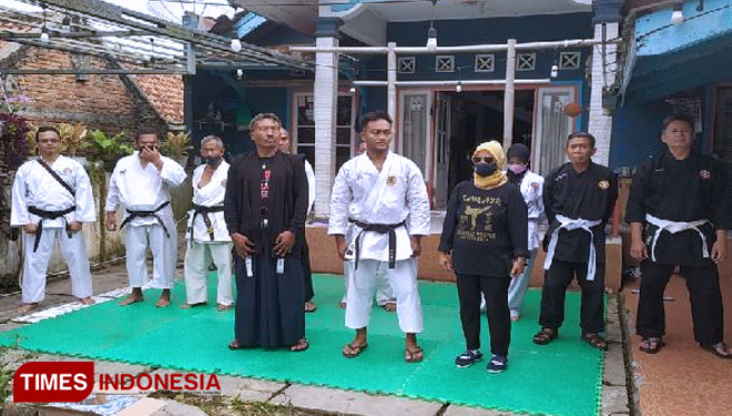 Peraih medali perak PON XX Papua 2020, Detrin Sabda Nugraha saat pulang kampung disambut ribuan warga dan karate BKC. (FOTO: Sutrisno/TIMES Indonesia)