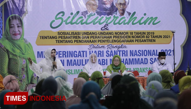 Sosialisasi UU dan Perpres Pesantren oleh Muslimat dan Fatayat NU Kraksaan bersama anggota DPR Anisah Syakur (foto: Ryan/TIMES Indonesia)