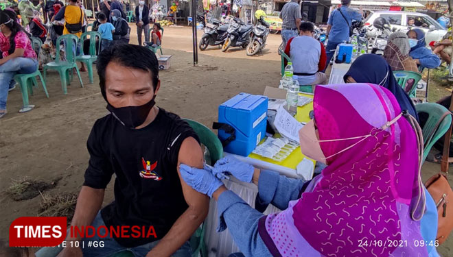 Vaksinasi di tempat wisata di Indramayu.(Foto: Muhamad Jupri/TIMES Indonesia)