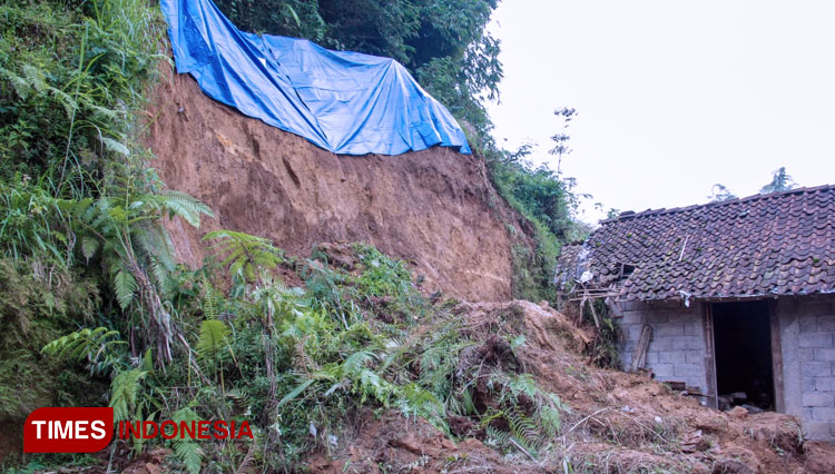menyerahkan-bantuan-bagi-warga-terdampak-bencana.jpg