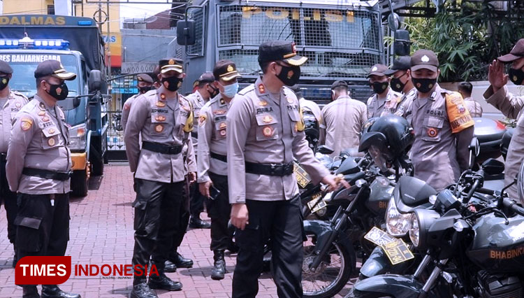 Kapolres Banjarnegara AKBP Fahmi Arifrianto SH SIK MH MSi melakukan pemeriksaan sarpras pasukan. (FOTO : Humas Polres for TIMES Indonesia)