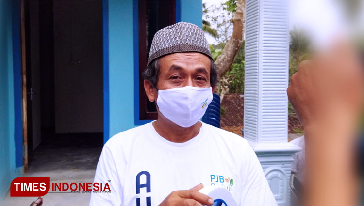 Abdul Mungin, Warga Desa Sudimoro usai terima bantuan rumah FABA dari PLTU Pacitan. (FOTO: Yusuf Arifai/TIMES Indonesia)
