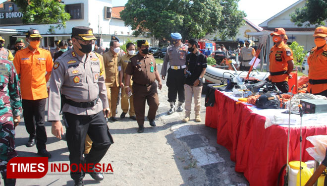 Kapolres Bondowoso bersama pihak terkait lainnya saat mengecek kesiapan alat untuk antisipasi Hidrometeorologi di Bondowoso (FOTO: Moh Bahri/TIMES Indonesia).
