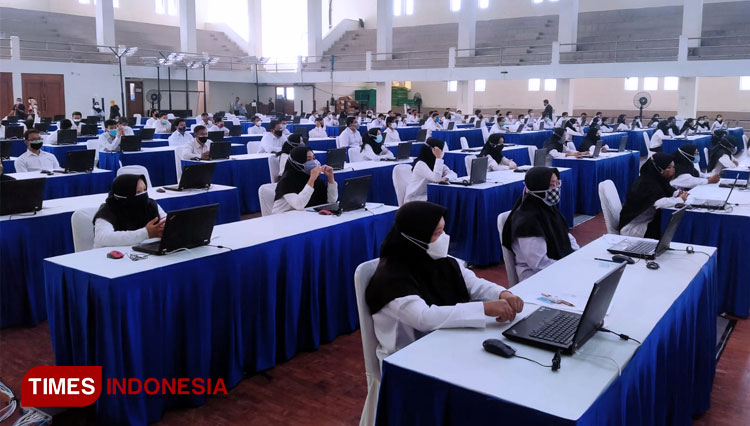 Peserta SKD CASN Kemenag sedang mengikuti tes di Gedung Sport Center UIN Malang. (FOTO: Naufal Ardiansyah/TIMES Indonesia)