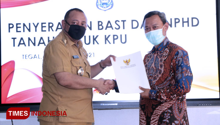 Wali Kota Tegal, H Dedy Yon Supriyono menyerahkan NPHD. (FOTO: Humas Pemkot Tegal for TIMES Indonesia)