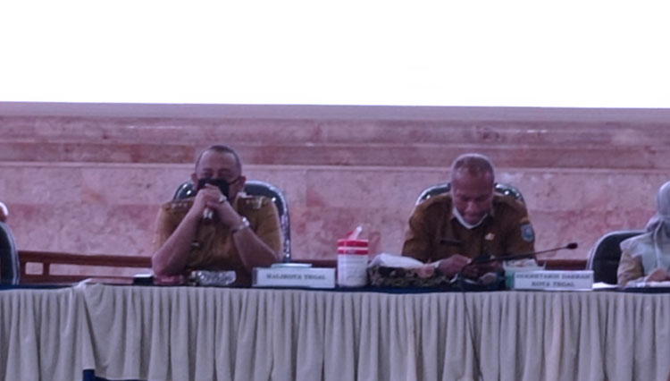 Wali Kota Tegal, H Dedy Yon Supriyono di dampingi Sekretaris Daerah Kota Tegal, Johardi memimpin rapat.