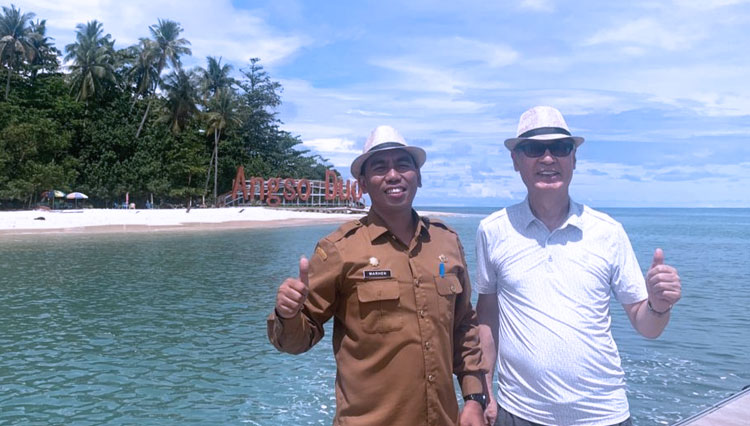 Kadisparbud Kota Pariaman, Dwi Marhen Yono bersama Sekjen Tourism Promotion Organization (TPO) Asian Pacific, Kim Soo Il di Pantai Angso Duo. (FOTO: Disparbud Kota Pariaman for TIMES Indonesia)