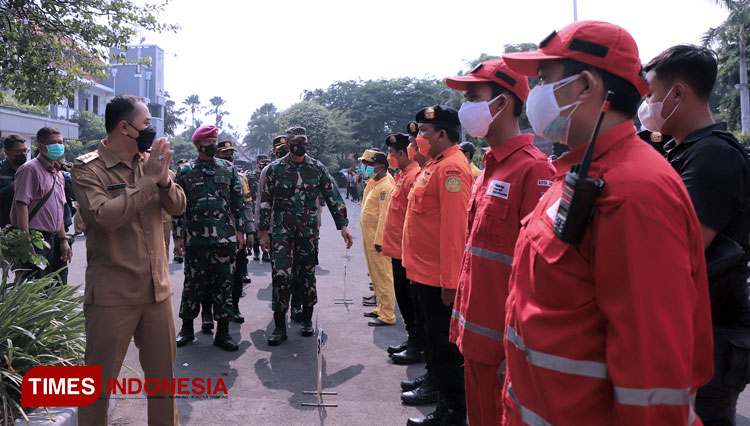 Wali Kota Surabaya Eri Cahyadi mengecek kesiapan personel Siap Siaga Bencana Alam 2021 di halaman Balai Kota Surabaya. (FOTO: Humas Pemkot Surabaya for TIMES Indonesia) 
