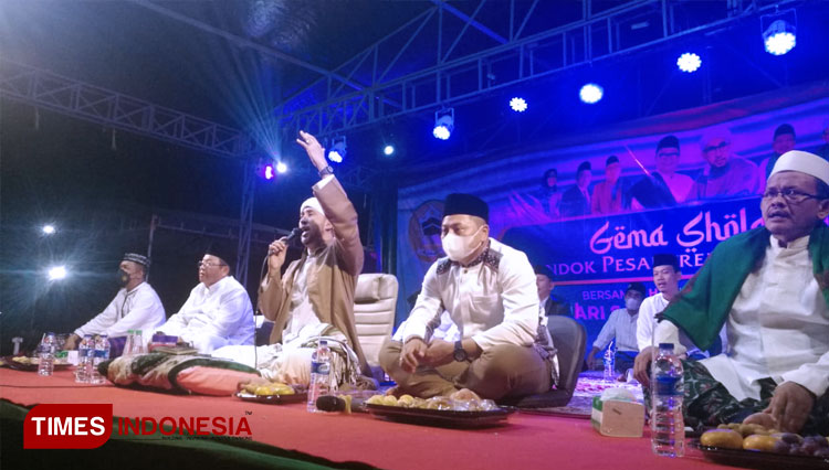 Gema Salawat bersama Habib Ali Zaenal Abidin, di lapangan Yayasan Darul Maarif Indramayu. (FOTO: Nurhidayat/TIMES Indonesia)