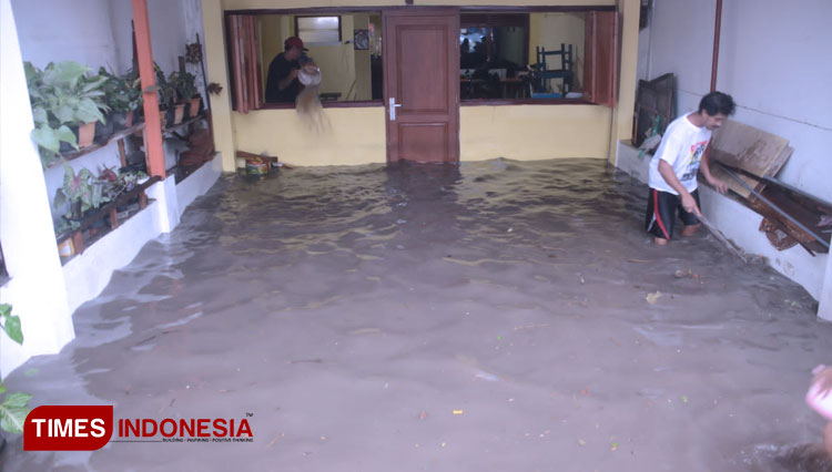 Salah satu rumah warga di Jl A. Yani, Kota Malang yang terendam air akibat hujan lebat, Senin (25/10/2021). (Foto: Adhitya Hendra/TIMES Indonesia)