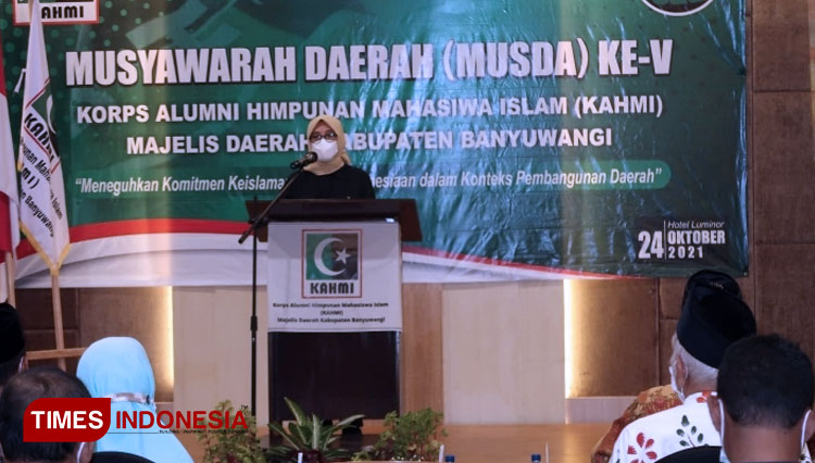 Bupati Banyuwangi Ipuk Fiestiandani Azwar Anas saat memberikan sambutan dalam Musda ke-5 KAHMI Banyuwangi (FOTO: Rizki Alfian/ TIMES Indonesia)