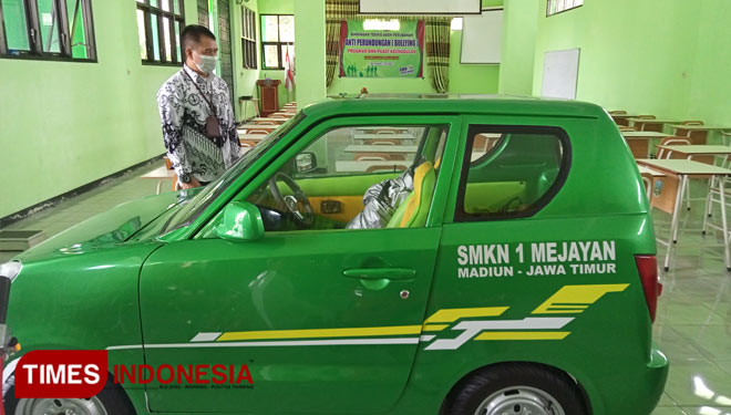 Suharto saat menunjukan hasil karya para siswa SMKN 1 Mejayan yang dibawa dalam Expo & Expose ICT SMK Jawa Timur. (Foto : Romy Tri Setyo Wibowo/TIMES Indonesia)