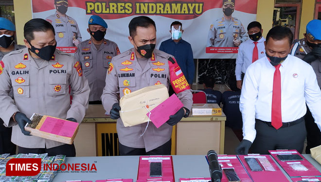 Kapolres Indramayu AKBP M. Lukman Syarif saat menunjukkan barang bukti narkoba. (Foto: Muhamad Jupri/TIMES Indonesia)