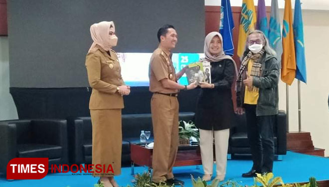 Sekda Kota Palembang Ratu Dewa ketika memberikan cinderamata buku yang ditulisnya (Foto : Rochman/TIMES Indonesia)