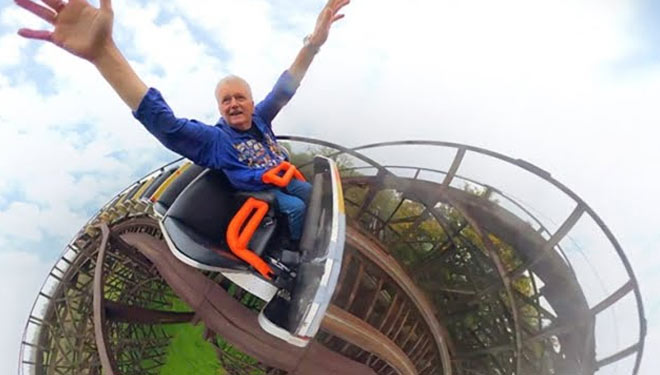 Penggemar rollercoaster, Ryan Hackert saat menikmati Megafobia di Oakwood Theme Park di Narberth, Pembrokeshire.(FOTO :screenshot video Gwyndaf Hughes melalui BBC)
