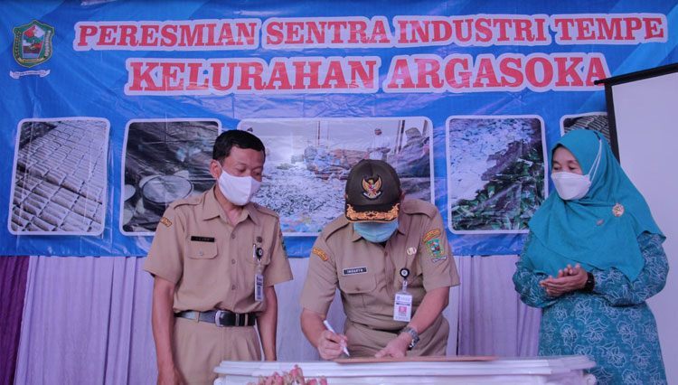 Sekda Banjarnegara H Indarto saat meresmikan Sentra Industri Tempe di Wanasari, Kelurahan Argasoka, Banjarnegara. (FOTO: Kominfo for TIMES Indonesia)