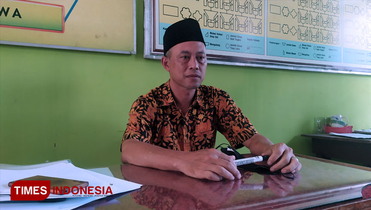 Sekretaris PSSI Jombang, Suryo Praftomo saat ditemui di kantor SMPN 1 Peterongan (FOTO: Rohmadi/TIMES Indonesia) 