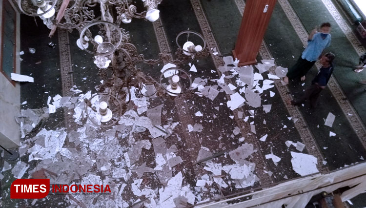 Terlihat dari atas runtuhan asbes dan plafon di Masjid Al Barokah akibat tersambar petir, Senin (25/10/2021). (FOTO: Dok. Takmir Masjid Al Barokah for TIMES Indonesia)