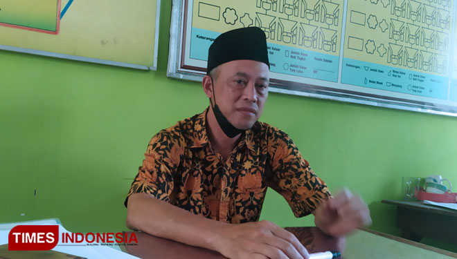 Sekretaris PSSI Jombang, Suryo Praftomo saat ditemui di SMPN 1 Peterongan Jombang (FOTO : Rohmadi/TIMES Indonesia) 