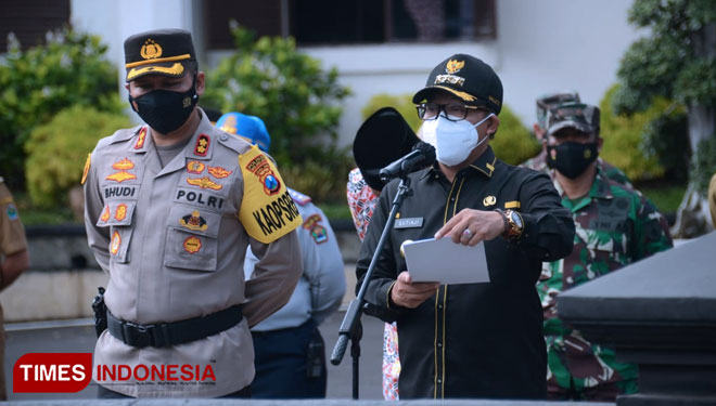 Wali Kota Malang, Sutiaji saat memimpin apel gelar pasukan antisipasi bencana alam, Senin (25/10/2021). (Foto: Adhitya Hendra/TIMES Indonesia)