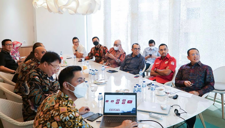 Ketua IMI Pusat Bambang Soesatyo saat bertemu dengan Direksi Astra Auto2000, di kantor pusat Astra Auto2000, Jakarta, Selasa (26/10/2021). (foto: dok IMI)