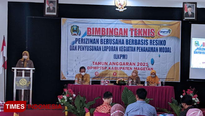 Acara bimtek yang digelar DPMPTSP Magetan di Aula Hotel Bukit Bintang, Selasa (26/10/2021). (Foto: M Kilat Adinugroho/TIMES Indonesia)