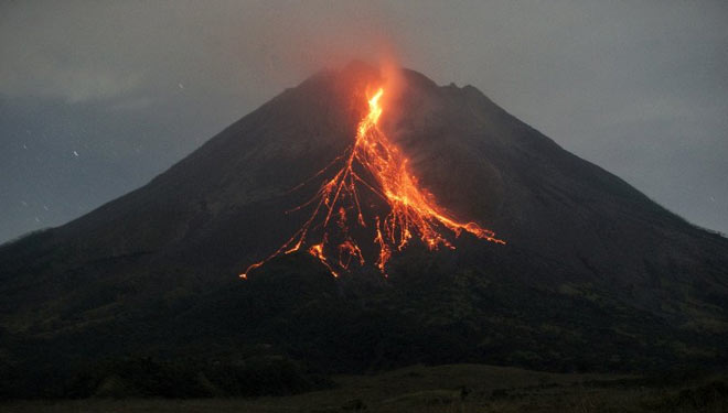 Gunung Merapi di Yogyakarta mengeluarkan lava pijar. Pada 26 Oktober 2010, gunung setinggi 2.910 m ini meletus dan mengakibatkan ratusan orang meninggal dunia. (foto: antaranews)