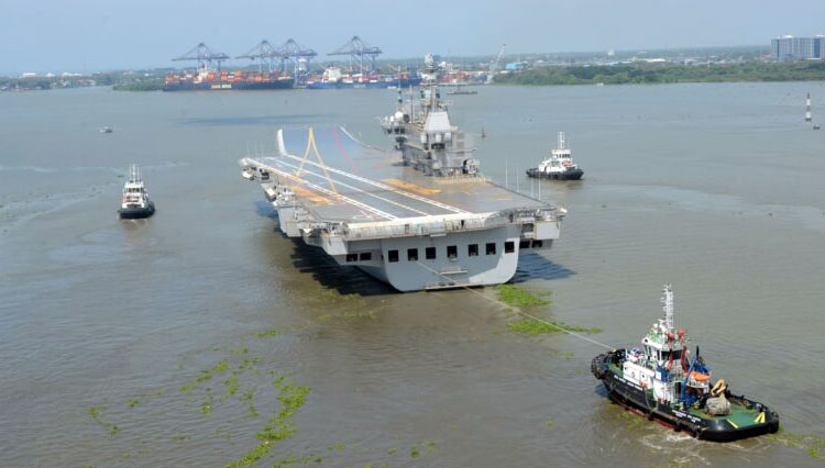Kapal Induk buatan anak bangsa  India, INS Vikrant saat berlayar dari Kochi untuk uji coba laut tahap kedua. (FOTO A:  Angkatan Laut India)