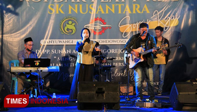 Artis Banyuwangi, Suci perform pada acara Kopdar SKNU di Ponpes Full Day Sunan Ampel, Bangorejo (Foto: Hafid Nurhabibi/TIMES Indonesia).