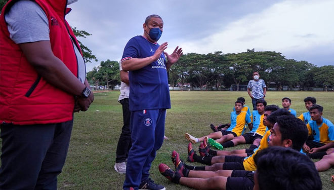 Presiden klub sepakbola Lombok FC H Bambang Kristiono alias HBK saat meninjau latihan Lombok FC. (FOTO: Humas Lombok FC)