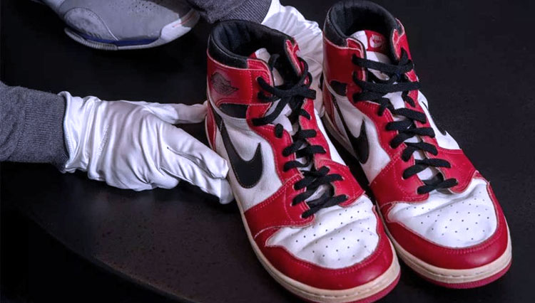 Sepatu Nike Air Ship yang pernah dipakai legenda basket Amerika Serikat Michael Jordan terjual Rp21 miliar dalam sebuah lelang. (foto: nike)