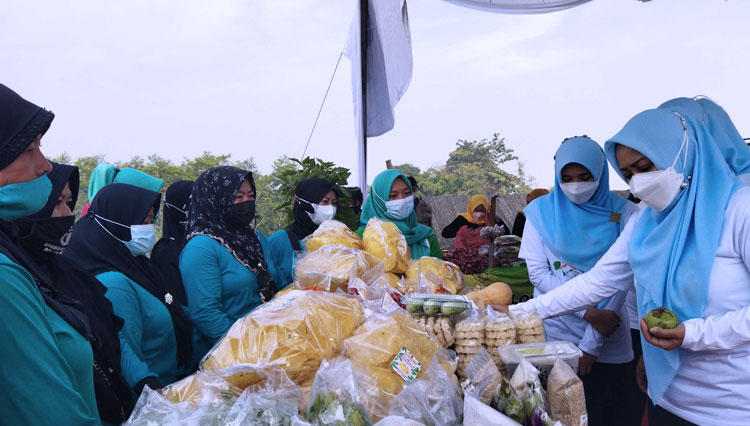 Bupati Mojokerto, Ikfina Fahmawati bersama Ketua TP PKK, Sofia Hanak Albarra saat mengunjungi stand Gelar Pangan Murah, Selasa (26/10/2021). (Foto: Thaoqid Nur Hidayat/TIMES Indonesia) 