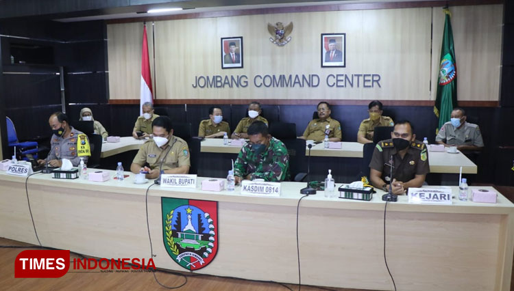 Forkopimda Jombang saat menghadiri arahan dari Presiden Joko Widodo terkait hasil evaluasi PPKM diruang Jombang Command Center Kantor Pemkab Jombang pada Selasa (26/10/2021) (FOTO : Humas Protokol Jombang) 