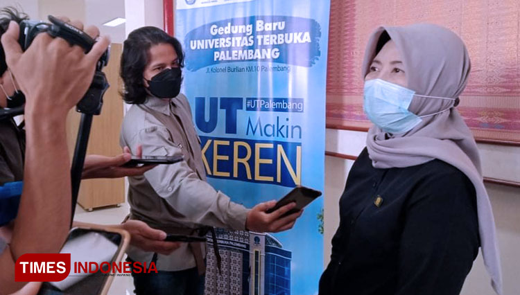 Direktur UT Palembang Dr Meita Istianda, M Si saat di wawancarai (Foto: Rochman/TIMES Indonesia)