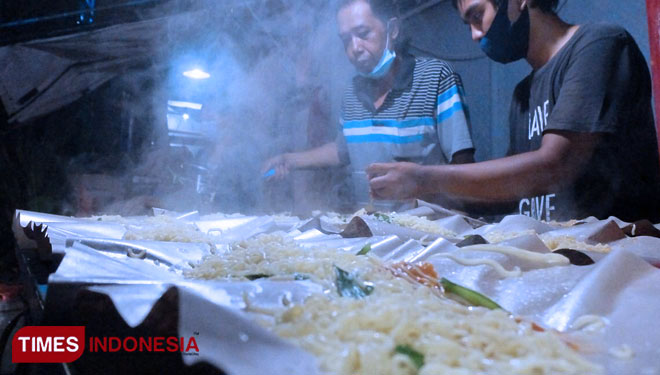 The process of cooking Indomie Penyet of Indomie Penyet Dinoyo Surabaya. (Photo: Khusnul Hasana/TIMES Indonesia)