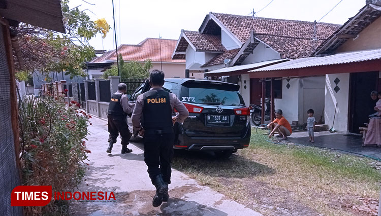 Penyidik KPK RI saat menggeledah rumah Moch. Munif.(Foto: Dicko W/TIMES Indonesia)