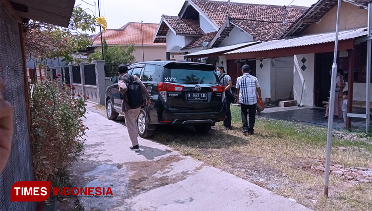Telusuri Aset Tantri-Hasan, KPK RI Geledah Rumah Kontraktor di Kraksaan