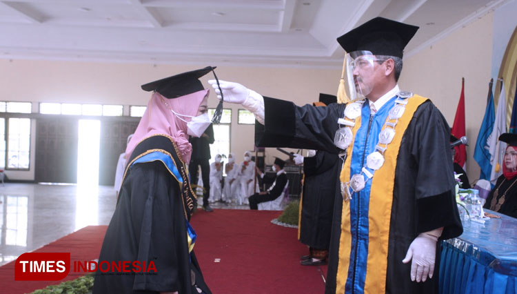 Prosesi sidang senat terbuka Akper Yappi sragen (foto: Mukhtarul Hafidh/TIMES Indonesia)