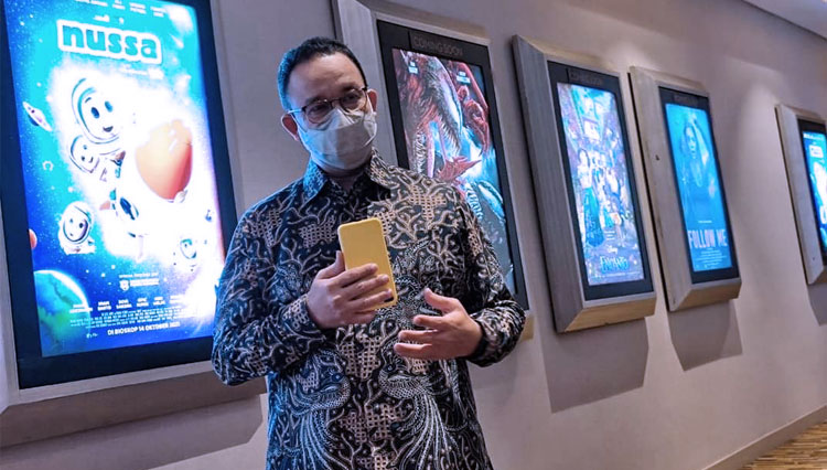 Gubernur DKI Jakarta Anies Baswedan saat nonton film nussa. (FOTO: Pemrov DKI Jakarta)