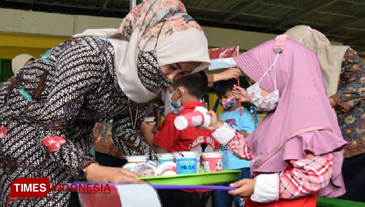 Bunda Paud Erna Husein saat mengecek Pembelajaran Tatap Muka bagi PAUD. (FOTO : Parsito For TIMES Indonesia)