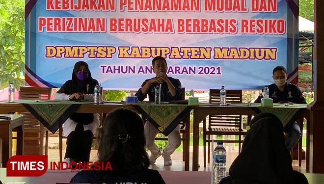 Ketua BPC Hipmi Kabupaten Madiun saat memberikan sambutan dalam kegiatan sosialisasi Kebijakan Penanaman Modal dan Perijinan Berusaha Berbasis Resiko /OSS RBA. (Romy Tri Setyo Wibowo/TIMES Indonesi)