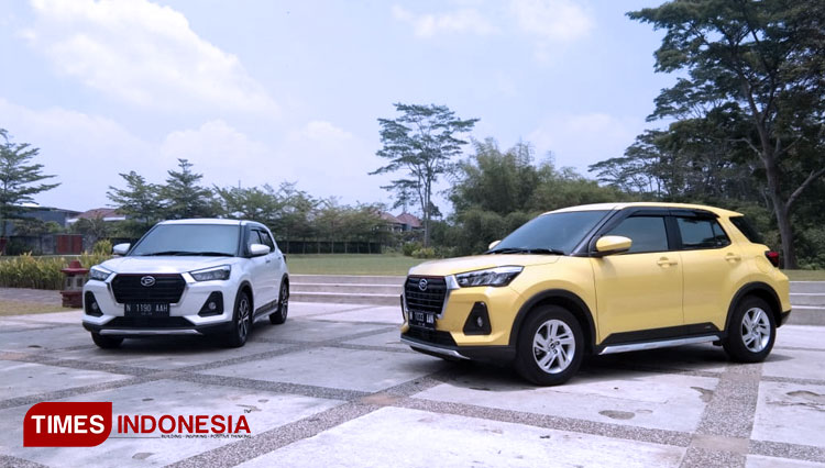 Dua warna menggoda Daihatsu Rocky 1.2L, Rabu (27/10/2021). (Foto: Lely Yuana/TIMES Indonesia) 