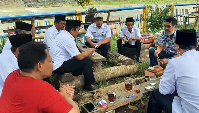 Eddy Wahono, pengamat dan penggiat sungai Banyumas saat bertemu Pemdes Banjarnegara. (FOTO : Fortasi Banyumas for TIMES Indonesia)